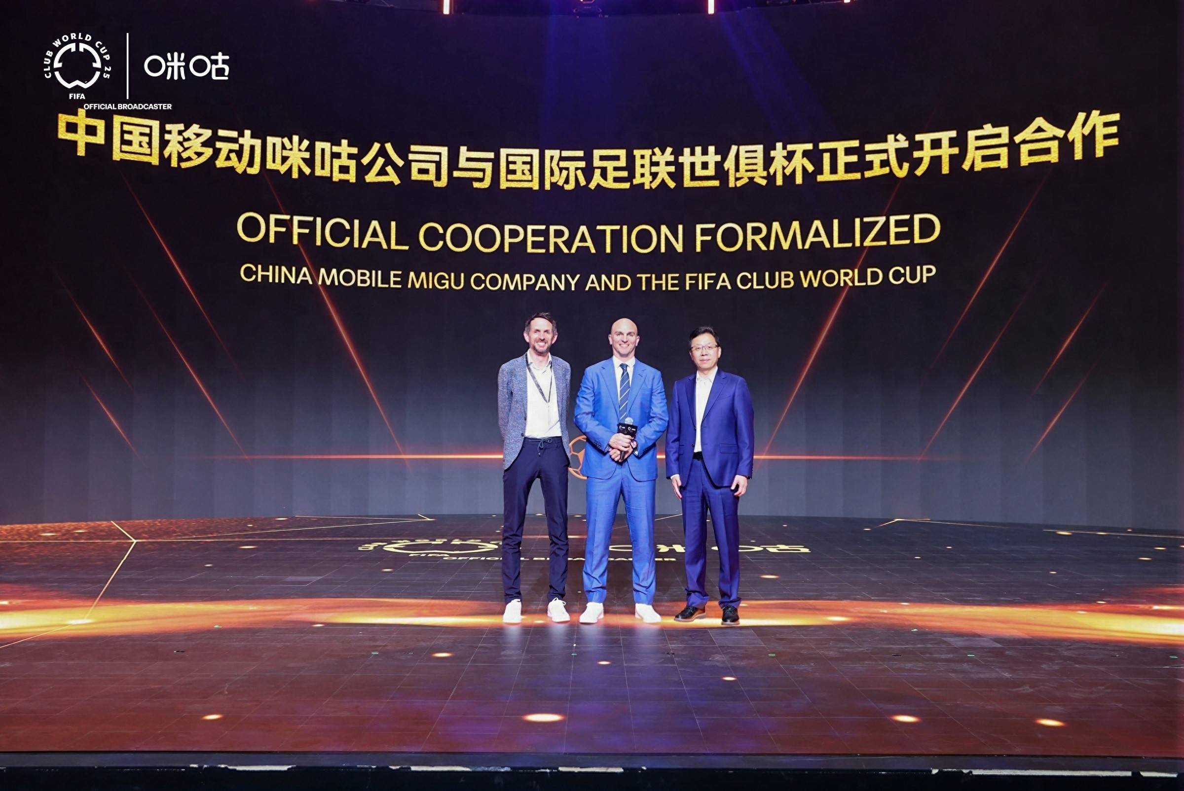 关于足球传奇球员加盟新球队，引发球迷热议的信息